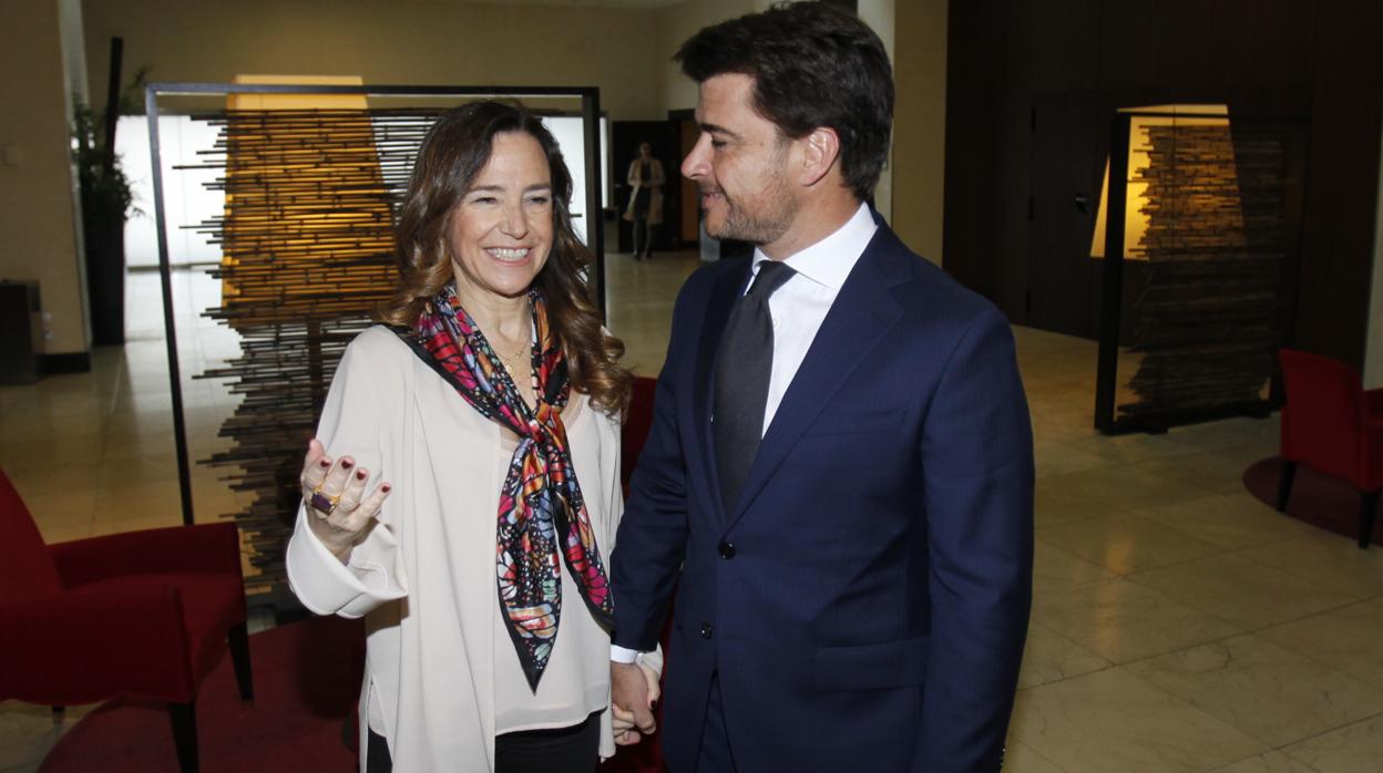 Beltrán Pérez junto a la cabeza de lista del PP por Sevilla al Congreso, Teresa Jiménez-Becerril