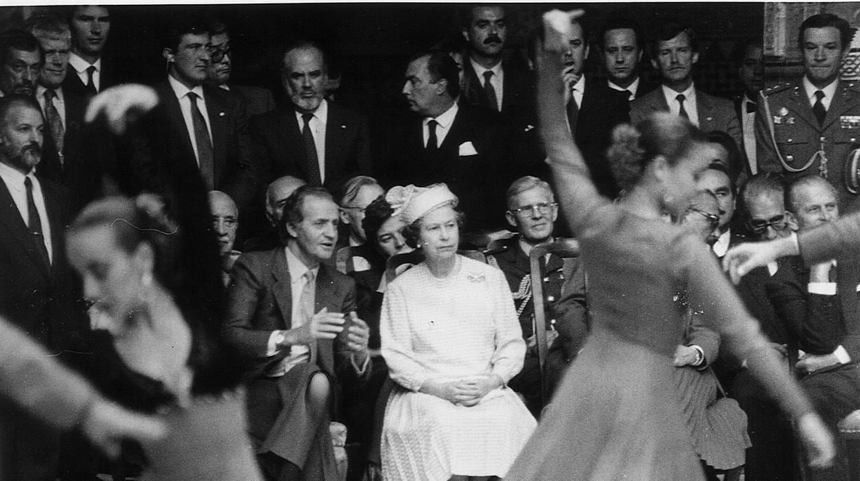 El Rey Don Juan Carlos explicándole el baile a la reina Isabel II