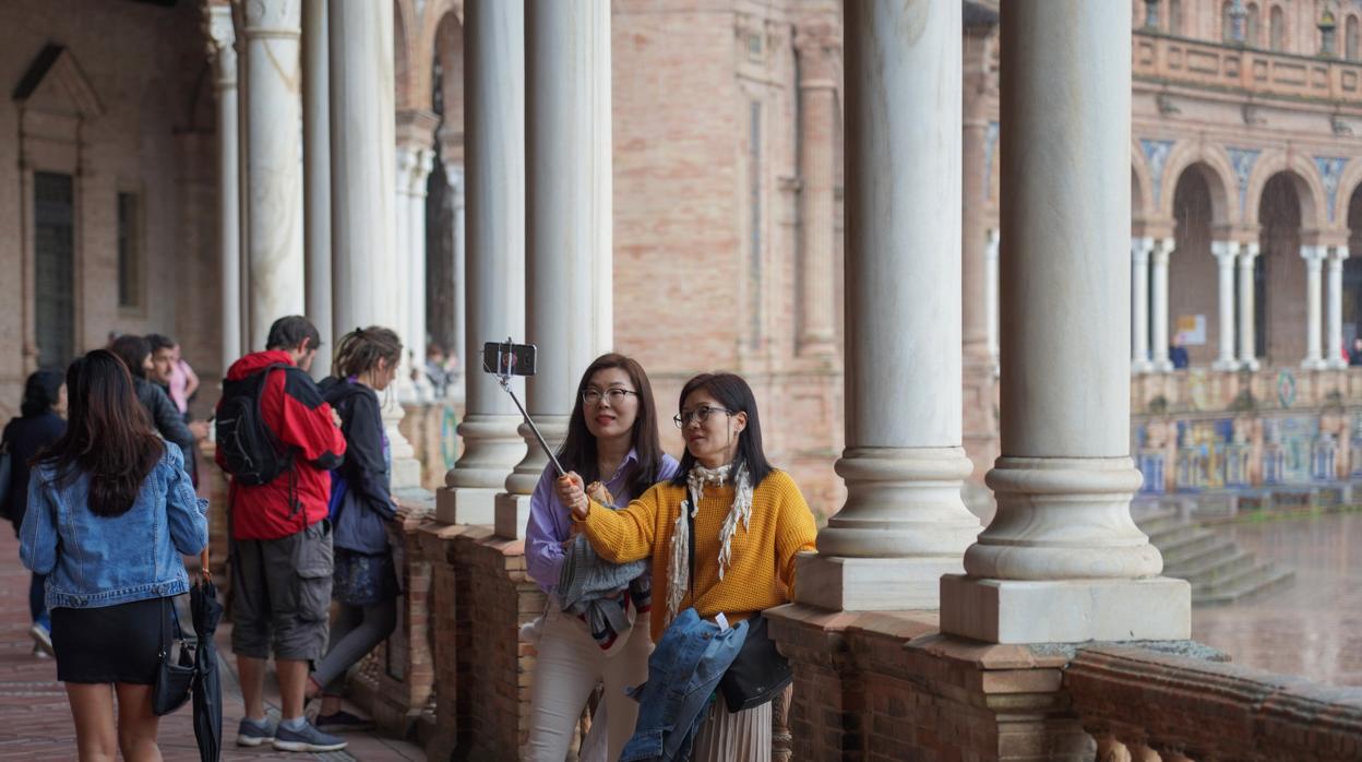 Turistas en la Plaza de España