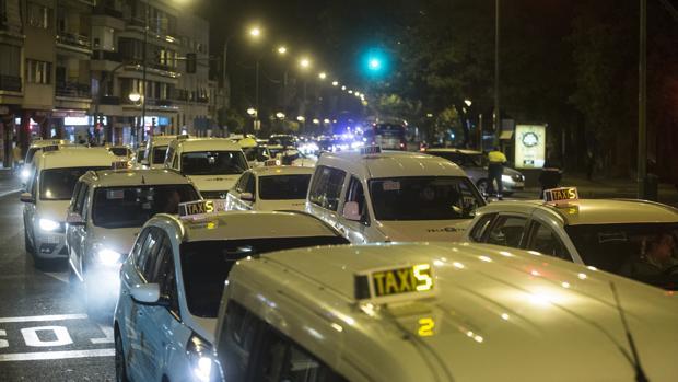 La Junta le propone al sector del taxi que cobre por plaza o que pacte un precio cerrado