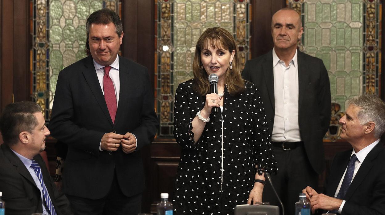 Juan Espadas y Gloria Guevara, en el acto del Ayuntamiento