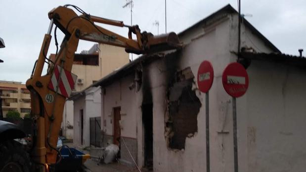Derriban un edificio abandonado de la Macarena por «riesgo inminente de colapso» tras un incendio