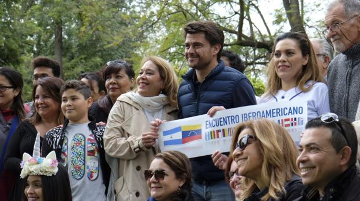 Beltrán sujetando una pancarta del encuentro, junto a María Auxiliadora Piñero