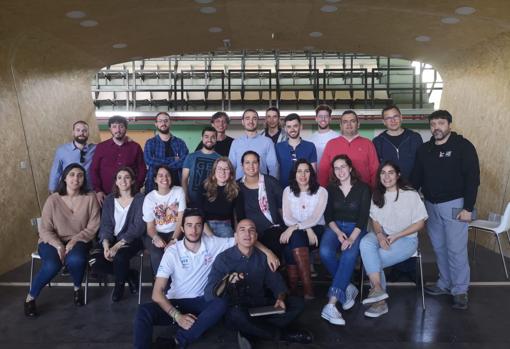 Miembros del equipo que diseña ciudades sostenibles en el viejo polideportivo donde están montando las maquetas