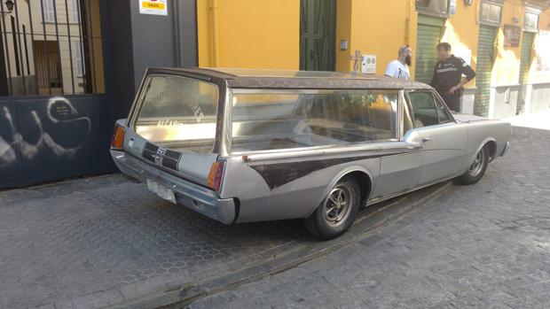 De paseo por Sevilla... en un coche fúnebre