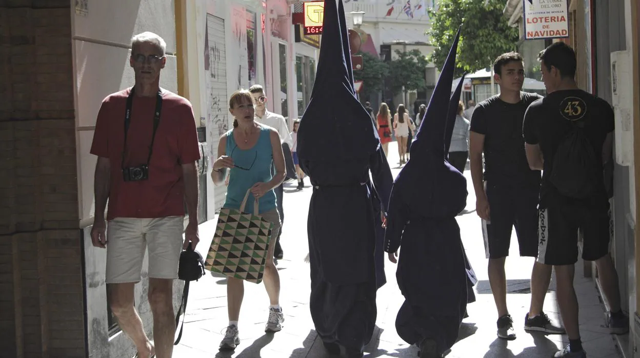 Turistas en época de Semana Santa en Sevilla