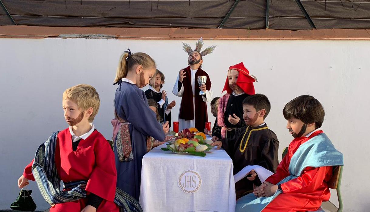 Los alumnos del colegio Montaigne recrean «La última cena»