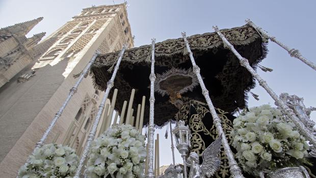 Semana Santa de Sevilla en directo: las procesiones del Martes Santo en la Catedral