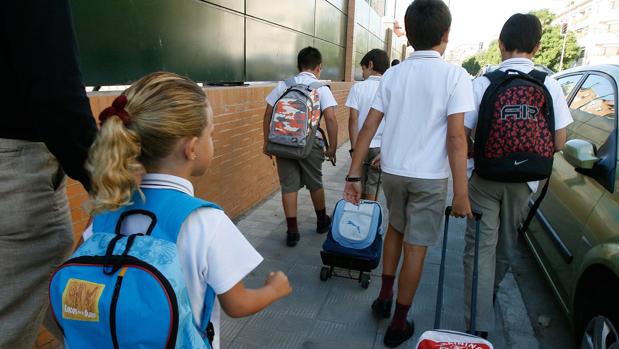 Más de 137.000 escolares de Primaria recibirán libros de texto nuevos para el próximo curso en Sevilla