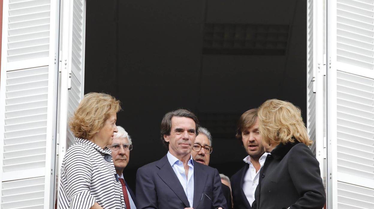 Aznar ayer viendo el paso de la s cofradías en Sevilla