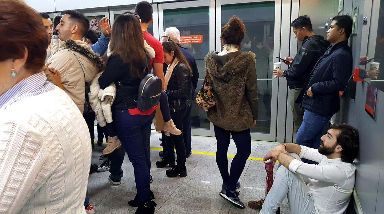 Uusarios del Metro durante las jornadas de huelga