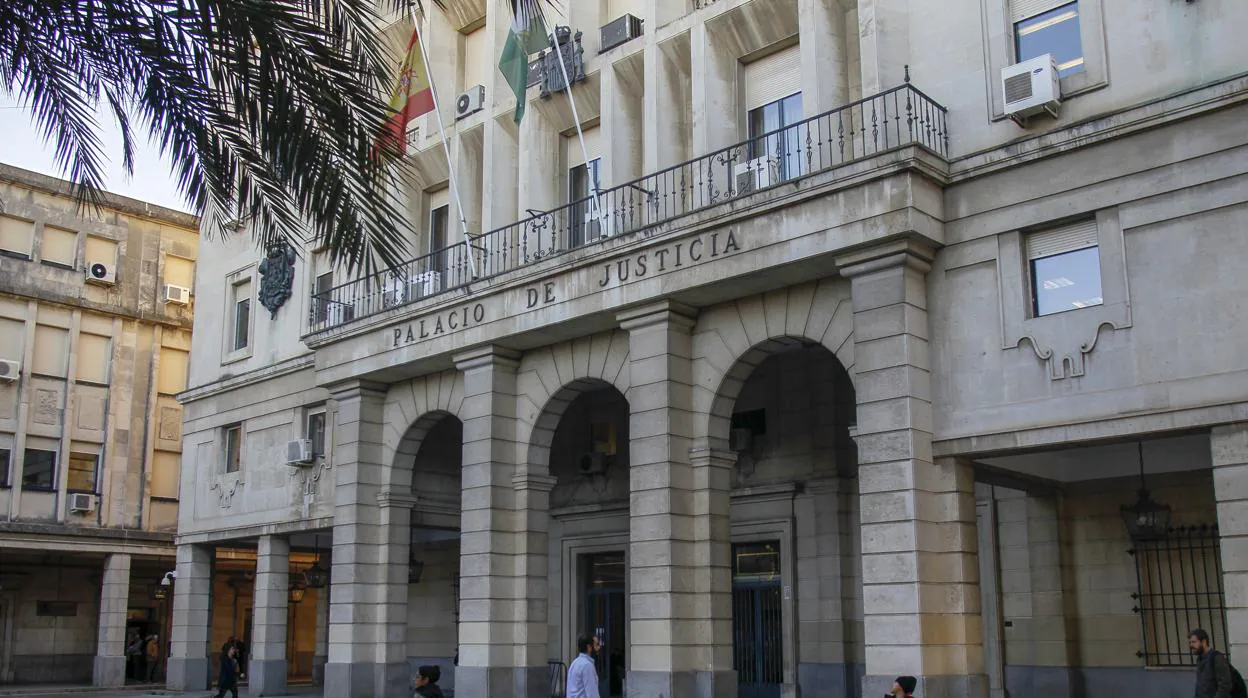 Fachada de la Audiencia provincial de Sevilla
