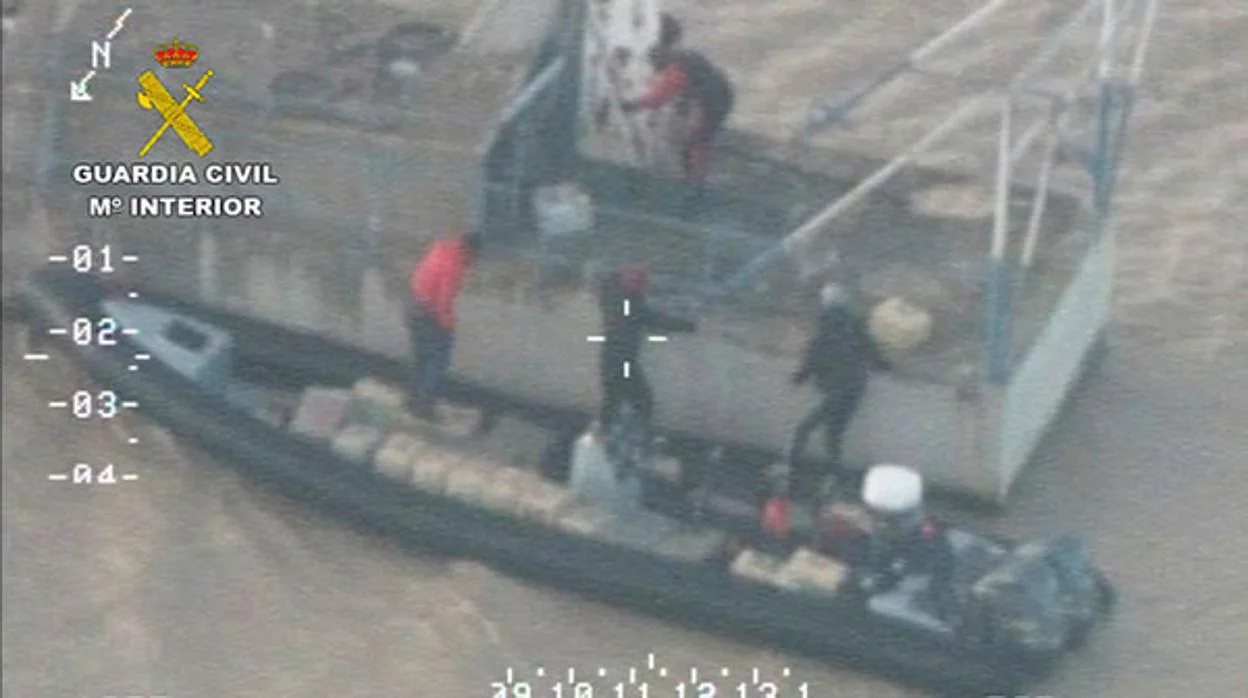 Imágenes captadas por el helicóptero de la Guardia Civil en el momento del trasvase de hachís