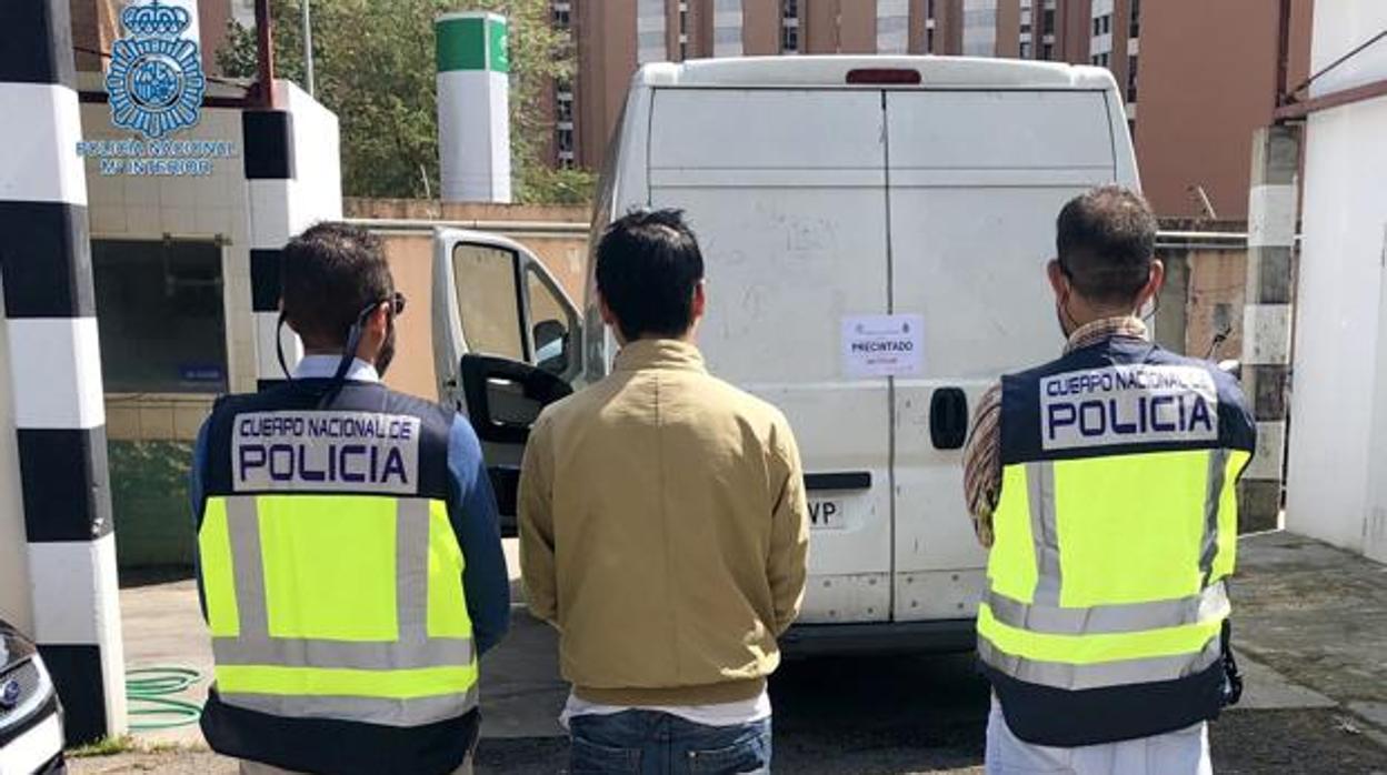 El ciudadano chino detenido junto a dos agentes de la Policía Nacional y la furgoneta implicada en el atropello