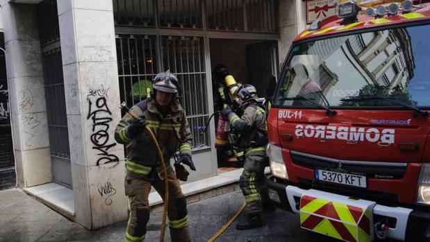 Acotan la calle San Eloy por un incendio en la cocina de una vivienda