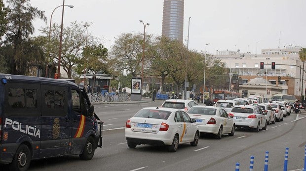 Manifestación del sector del taxi en Sevilla: «Regulación, sí. Carta blanca a la VTC, no»