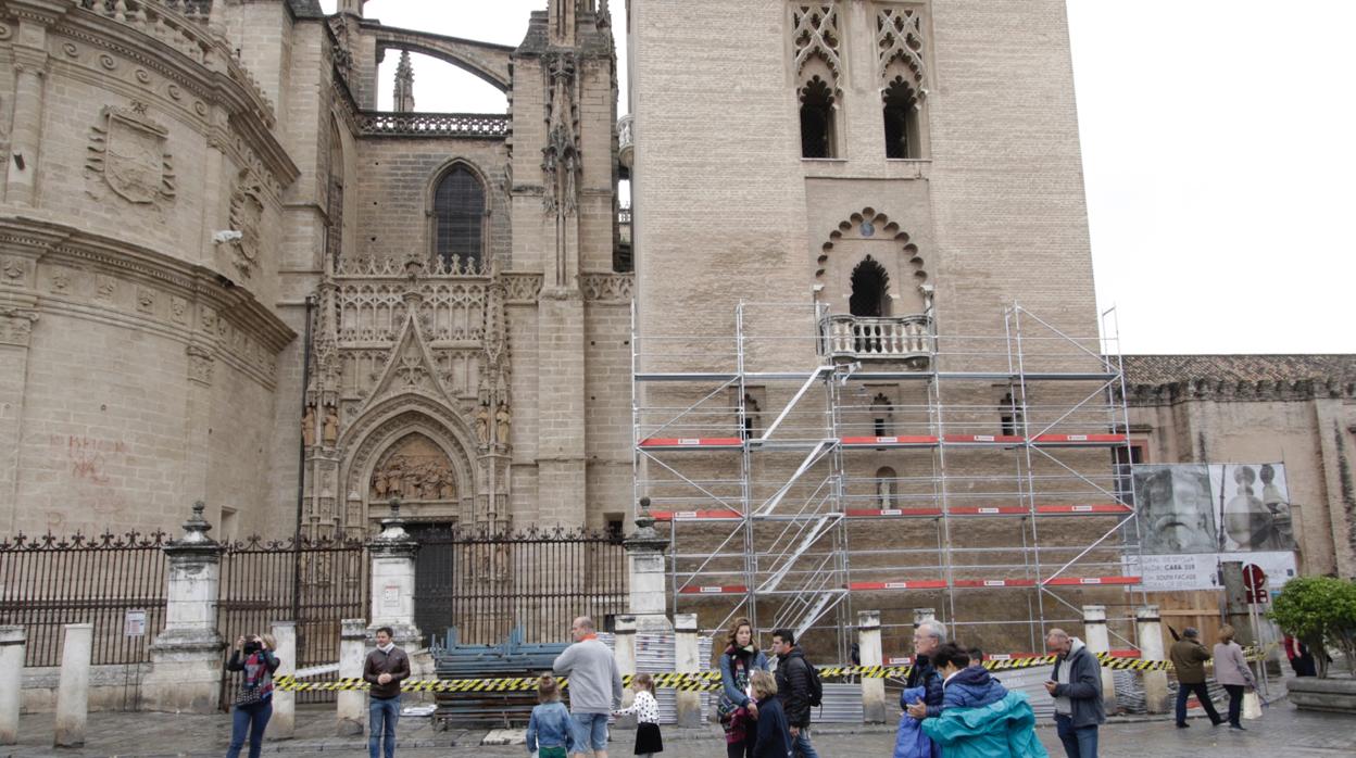 Los primeros andamios colocados en la Giralda