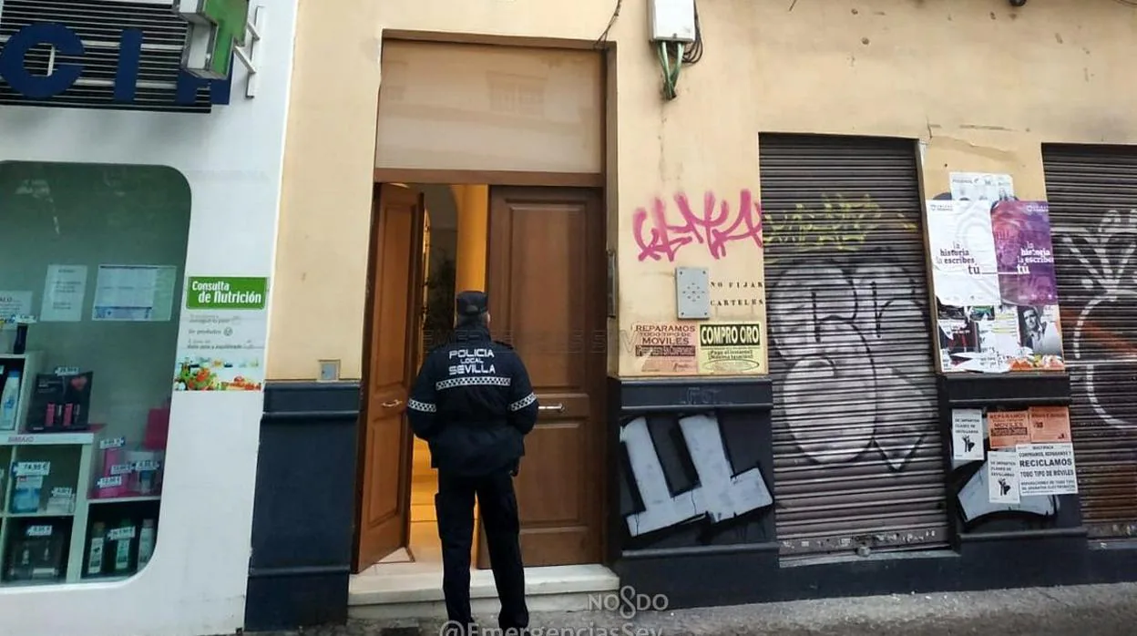 Bloque del edificio desalojado en la Avenida Cruz Roja de Sevilla