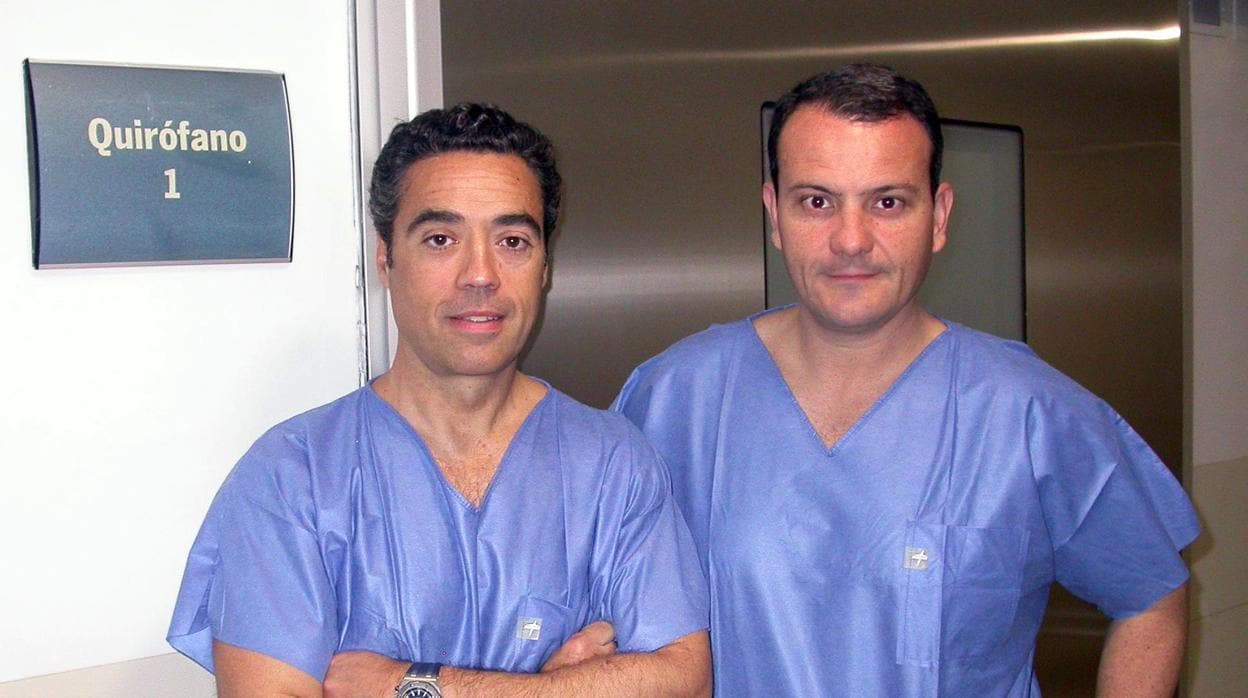 Javier Sánchez de la Vega (a la izquierda) con Alberto García Escuder, los urólogos expertos en la técnica