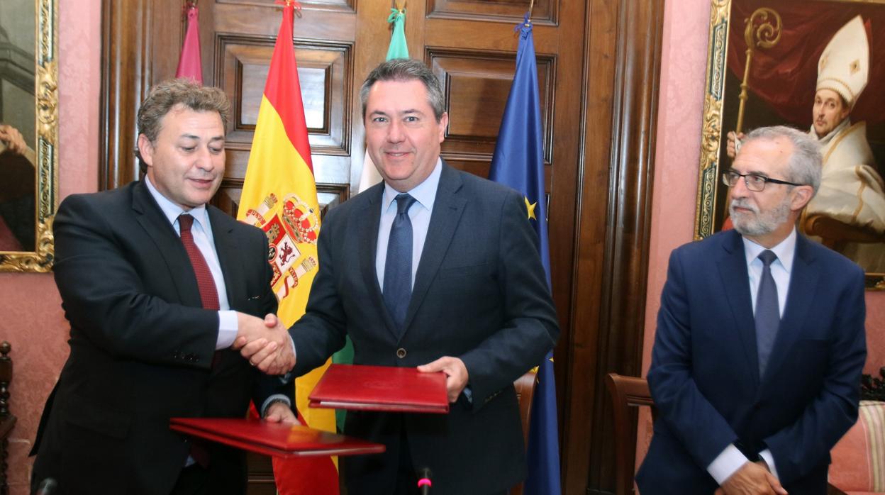 Firma del convenio entre el Ayuntamiento y el grupo Lar