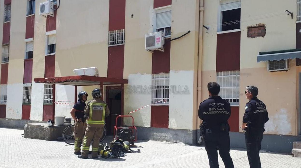 Efectivos de Bomberos y Policía Local, en la calle Poeta en Nueva York