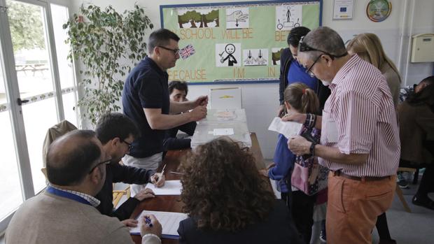 Participación Elecciones Generales en Sevilla: Casi 330.000 votantes acuden a las urnas en Sevilla, según el segundo avance