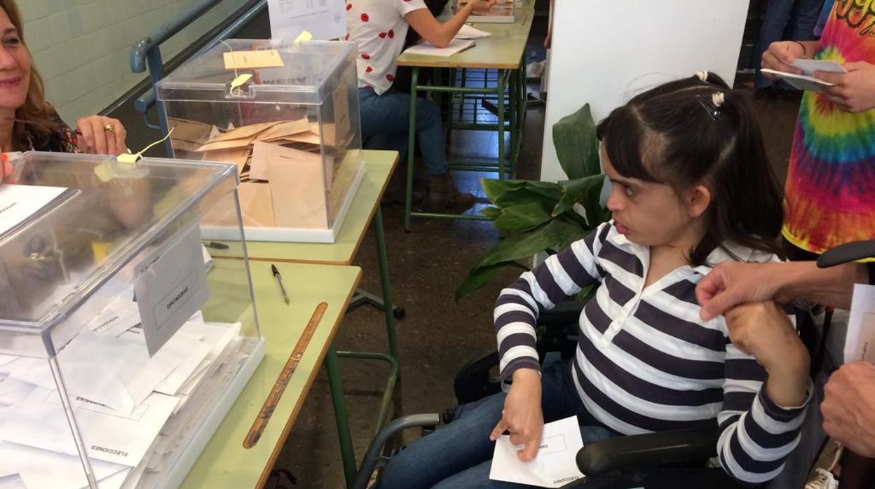Elena Muriel ejerce su derecho al voto en la Escuela Politécnica de Sevilla