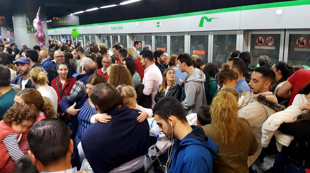 Usuarios del Metro esperan en una de sus paradas