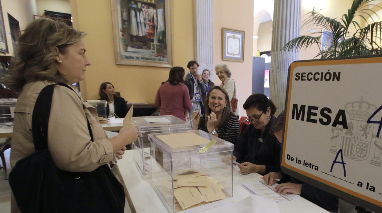 Una ciudadana se dispone a votar el pasado domingo en un colegio electoral de Tomares, en Sevilla