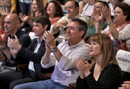 Asistentes a la presentación de la imagen de la campaña