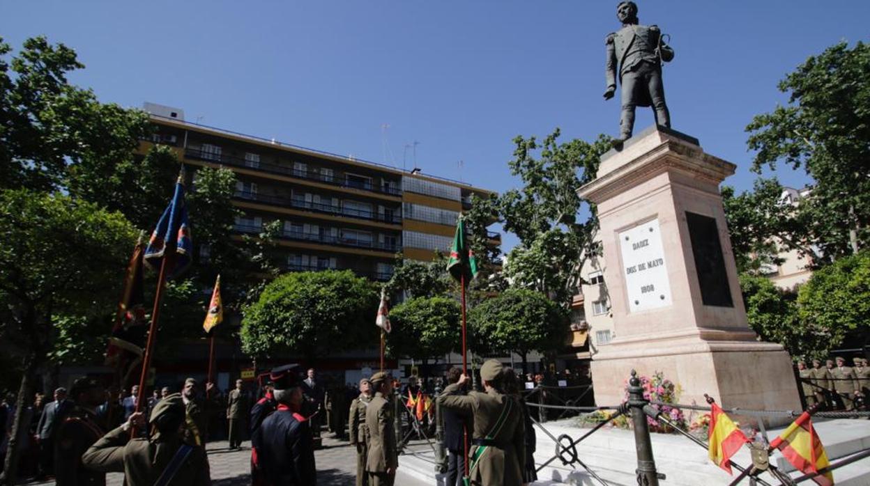 Más de cien efectivos desfilaron en la plaza de la Gavidia en el acto de homenaje a Daoiz y Velarde