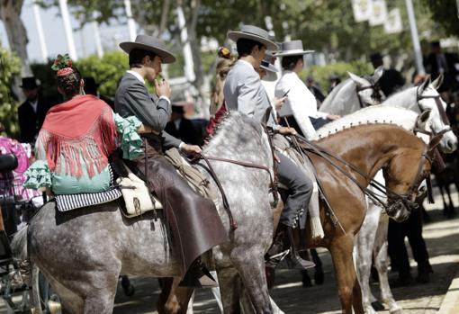 Un grupo de caballistas por el Real