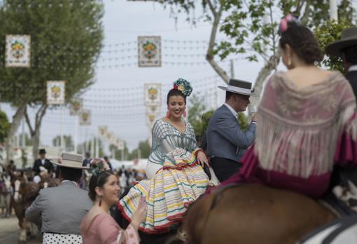 Un grupo de jóvenes a caballo en la Feria de Abril