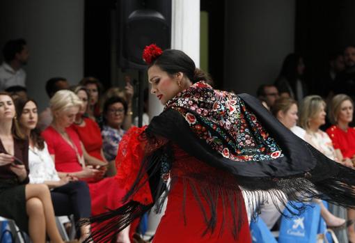 Flamenca durante los desfiles de «Caixabank se viste de feria»