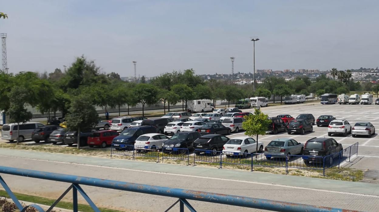 Panorámica del aparcamiento ilegal junto al Charco de la Pava clausurado por la Policía Local