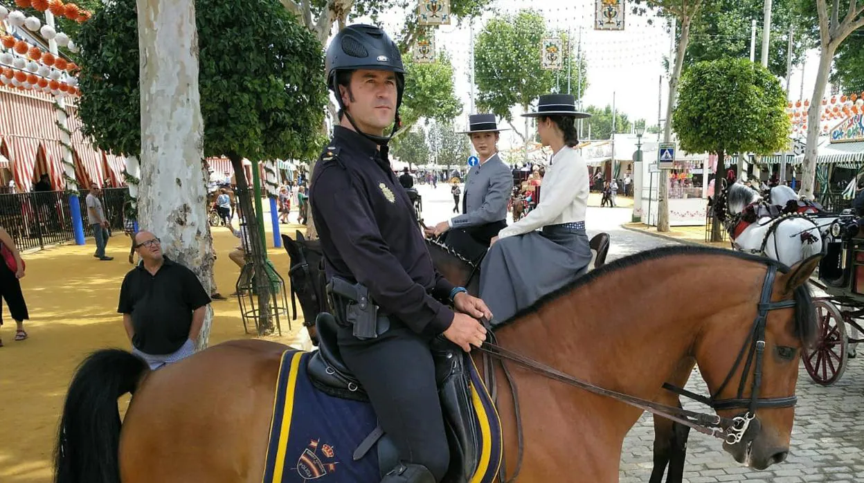 Javier Carpio, uno de los agentes de la Policía Nacional que vigilan el paseo a caballos