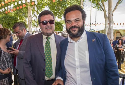 El líder de Vox en Andalucía, Francisco Serrano con el músico Carlos Jean