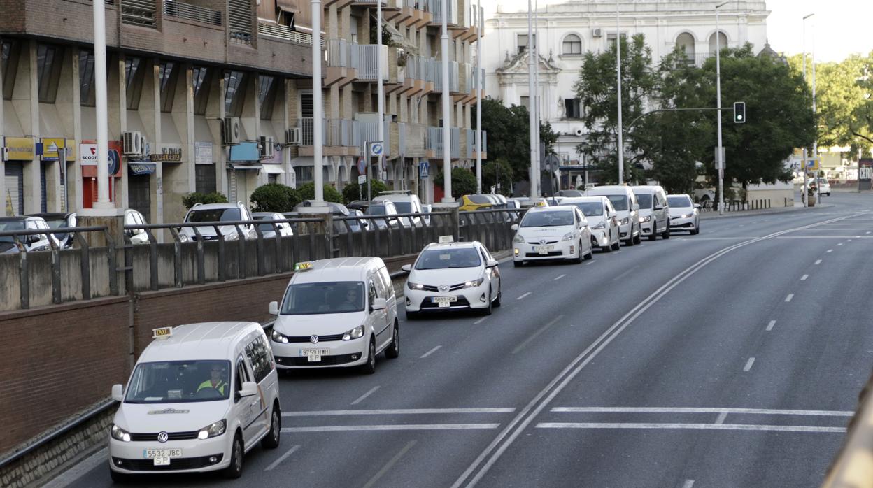El número de licencias del taxi en Sevilla decuplica al de VTC