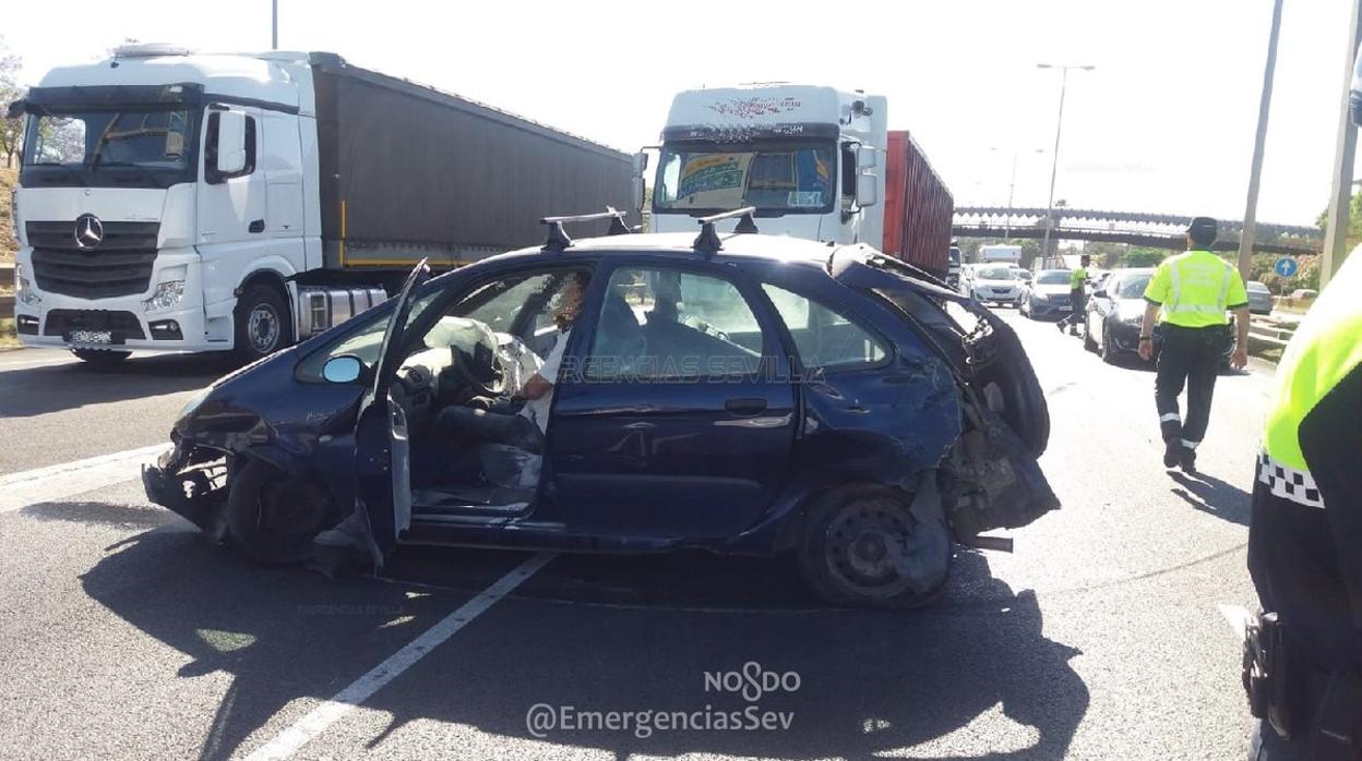 Coche accidentado cerca del puente del Centenario