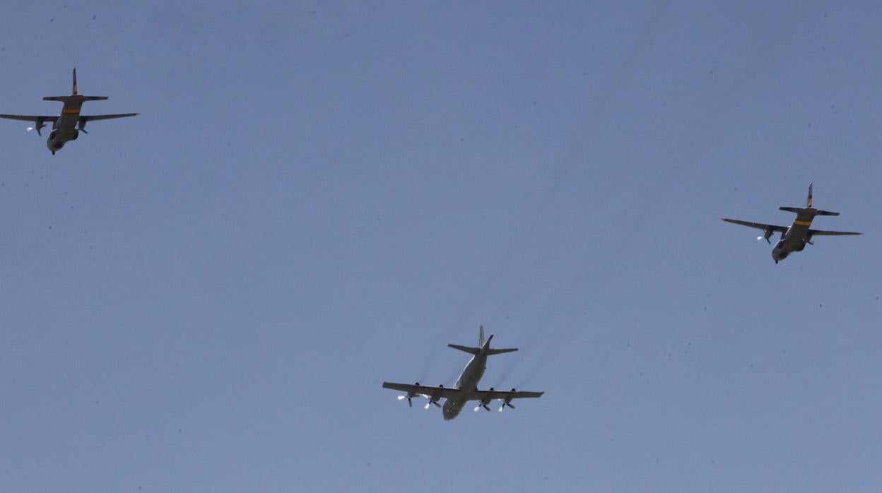 Varios aviones sobrevuelan Sevilla a modo de ensayo del Día de las Fuerzas Armadas