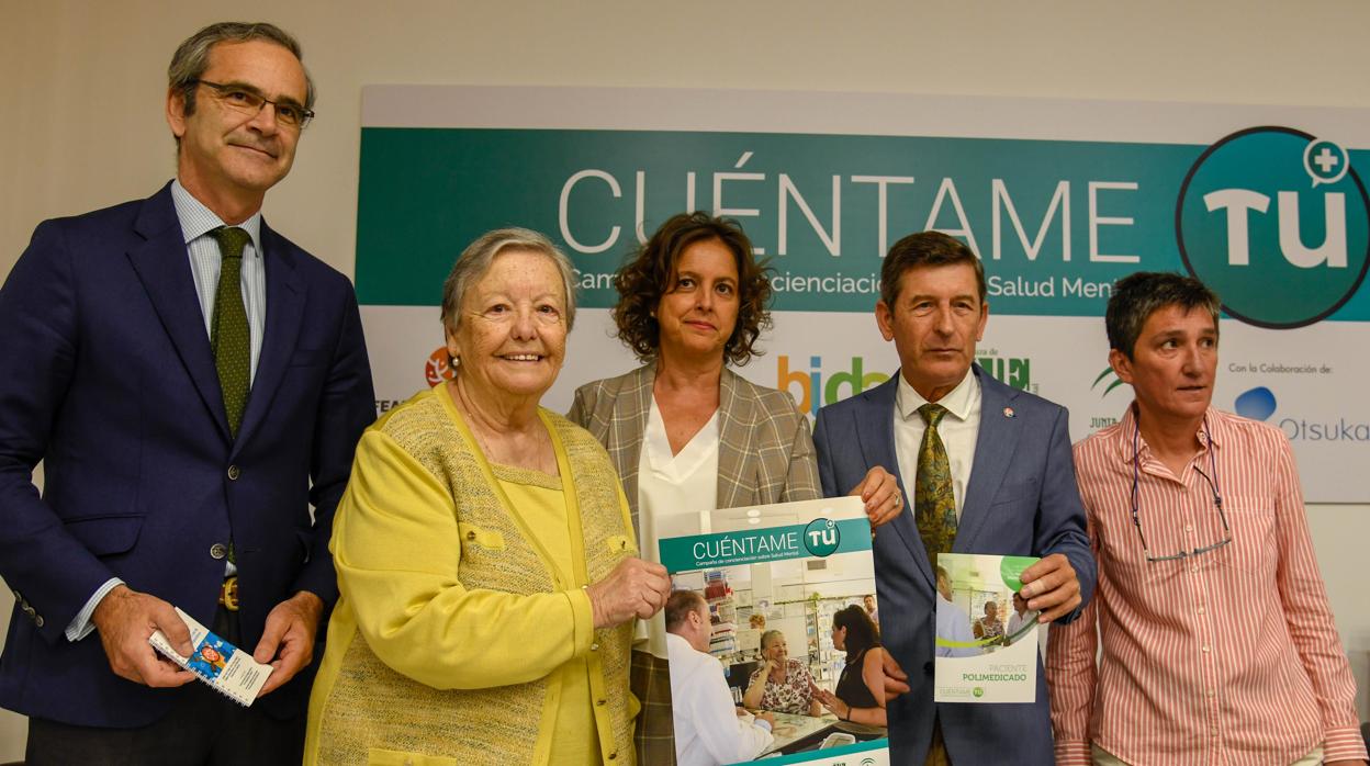 De izquierda a derecha, el vicepresidente del CACOF, Ernesto Cervilla; la actriz María Galiana; la viceconsejera de Salud y Familias de la Junta de Andalucía, Catalina García; el presidente de Feafes Andalucía Salud Mental, Manuel Movilla; y la presidenta de la Asociación Andaluza de Profesionales de Salud Mental, Mercedes Castro.