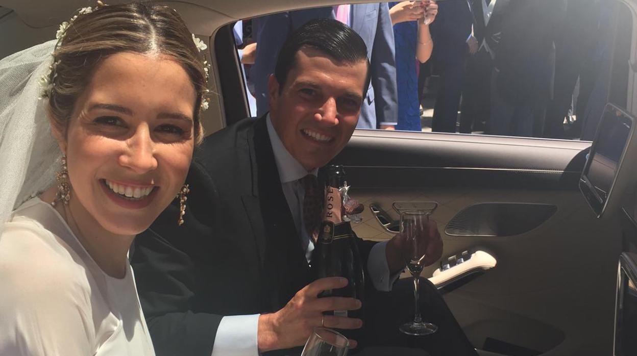 Los novios, exultantes tras la ceremonia, celebrada en la iglesia de San Jorge del Hospital de la Santa Caridad