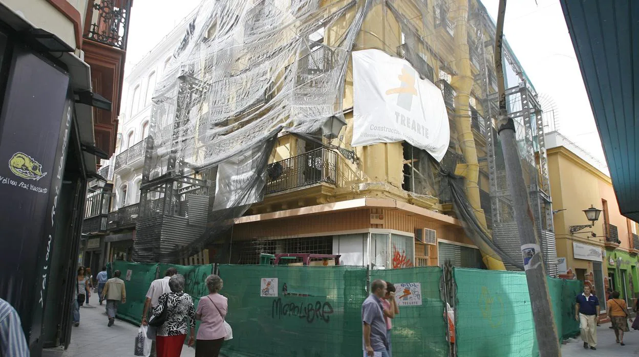 Obras en la calle Lagar, donde el falso agente inmobiliario estafó en el alquiler de un piso