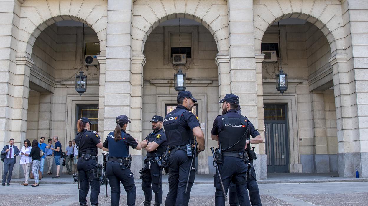 Agentes en los juzgados a la espera de que pasasen a disposición judicial los ultras detenidos