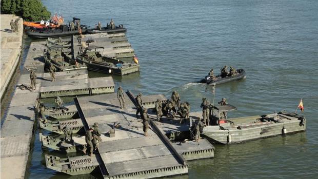 Así se monta el puente flotante que unirá Triana y Sevilla por la celebración del ejército español