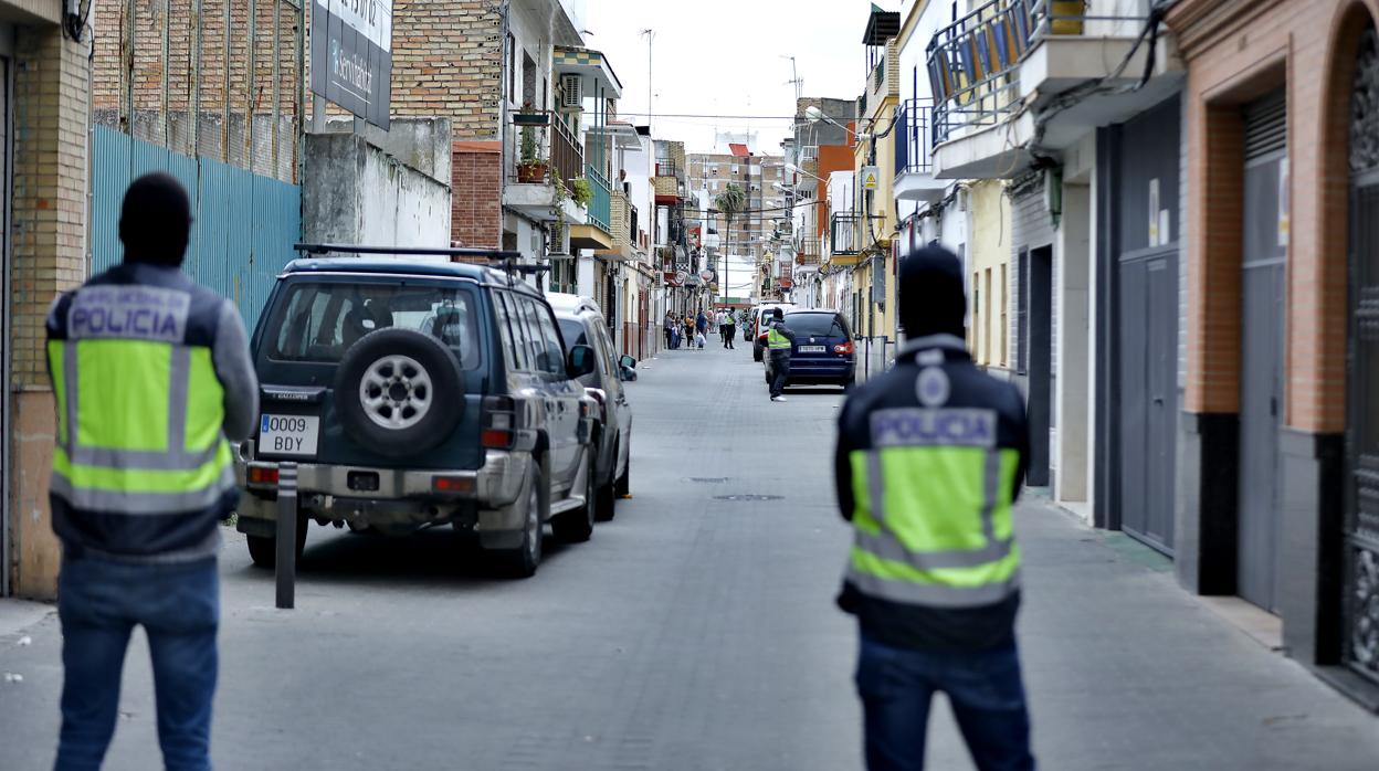 Dos policías, durnate el registro que hicieron tras detener al yihadista de Sevilla