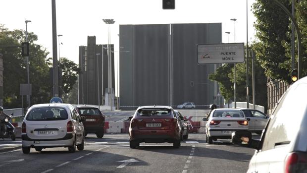 El puente de las Delicias se abrirá tres veces para el paso de los buques por Sevilla