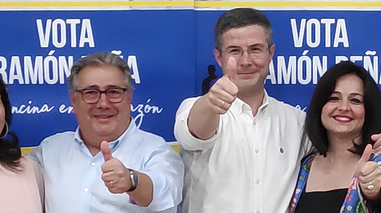 El candidato del PP, Ramón Peña, junto a Juan Ignacio Zoido