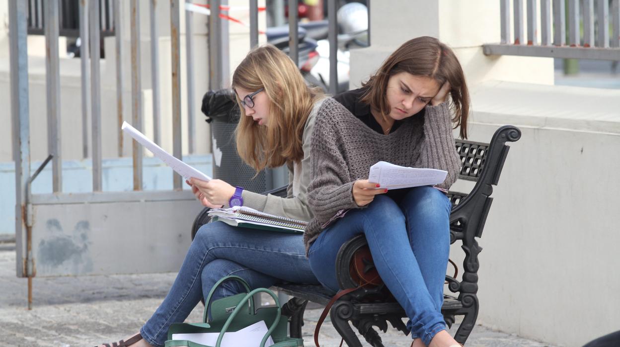 Estudiantes preparándose para el exámen en Sevilla