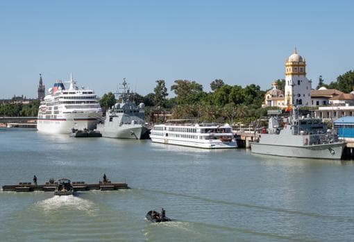 Los dos barcos de la Armada atracados en el muelle sevillano
